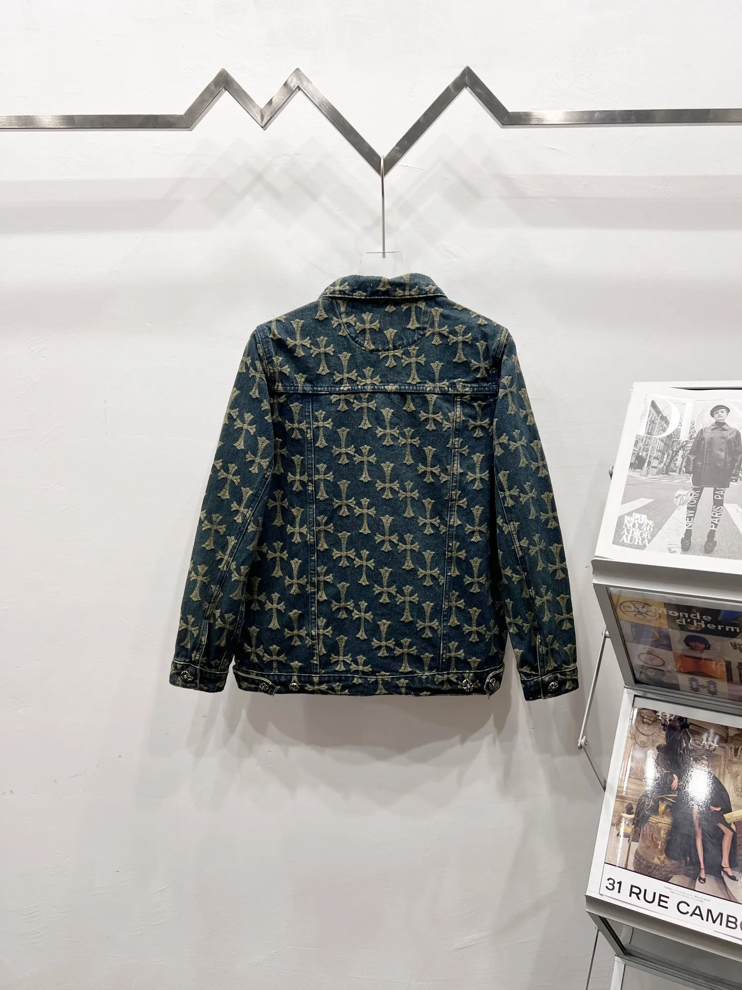 P250 Style No.: (r050) Chrome Hearts Chrome Hearts double-sided full-print LOGO jacquard dark-print heavy-duty denim jacket. The same style as the Internet celebrity star. The cross-printed denim jacket has a unique cross design element and full printing, which is full of design. It is made of 100% denim cotton fabric with heavy coarse yarn count, which ensures a stiff and tough silhouette while being soft, comfortable and breathable. The lapel is designed with silver buttons and is full of texture. The classic white cross logo is all over the dress, making it a perfect versatile style for spring and summer! Customized jacquard fabric, you can wear it in various styles. This gender-neutral shirt is a must-have for nightclubs. It can be worn as a jacket for both men and women. It can be easily worn by both men and women! The original loose version is made of high-quality pure cotton fabrics. The fabric pattern is high-definition and delicate without burrs. It is comfortable and breathable to wear. All the buttons are molded and customized. It is casual and fashionable and can be matched with any bottoms. It can be windproof and sunproof in spring and summer. It can be worn outside in autumn and winter! Easily concave shape makes you look slimmer and taller, perfect for both men and women! Style number: Color: Blue Size: S M L XL